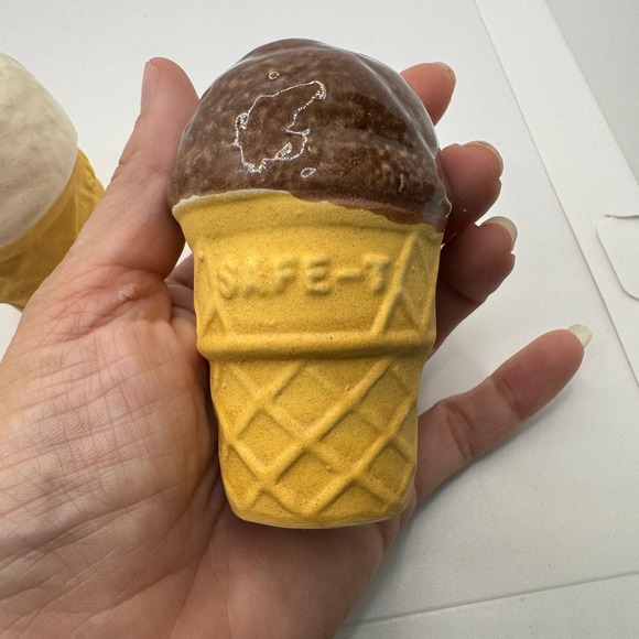 Vintage Safe-T Ice‎ Cream Cone Salt and Pepper Shakers Ceramic Novelty Kitchen - Picture 4 of 5